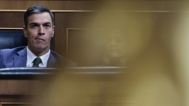 El presidente del Gobierno en funciones, Pedro Sánchez, escucha la intervención de Alberto Núñez Feijóo.
