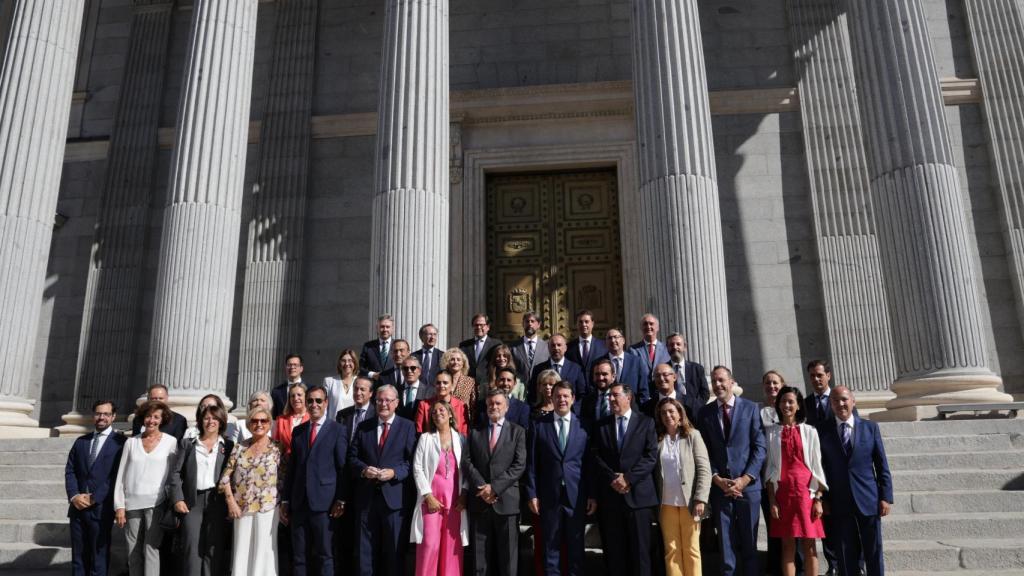 Representantes del PP a las puertas del Congreso