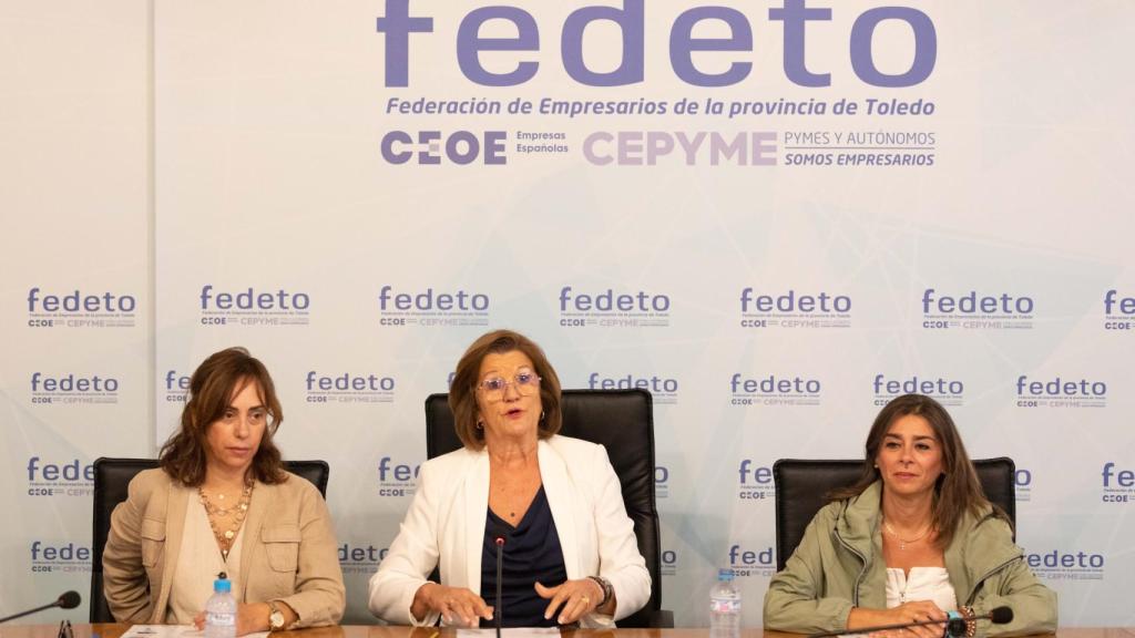 María de los Ángeles Martínez, en el centro, presidenta de la Asociación de Concesionarios y Talleres de Reparación de Vehículos de Ocasión de Toledo.
