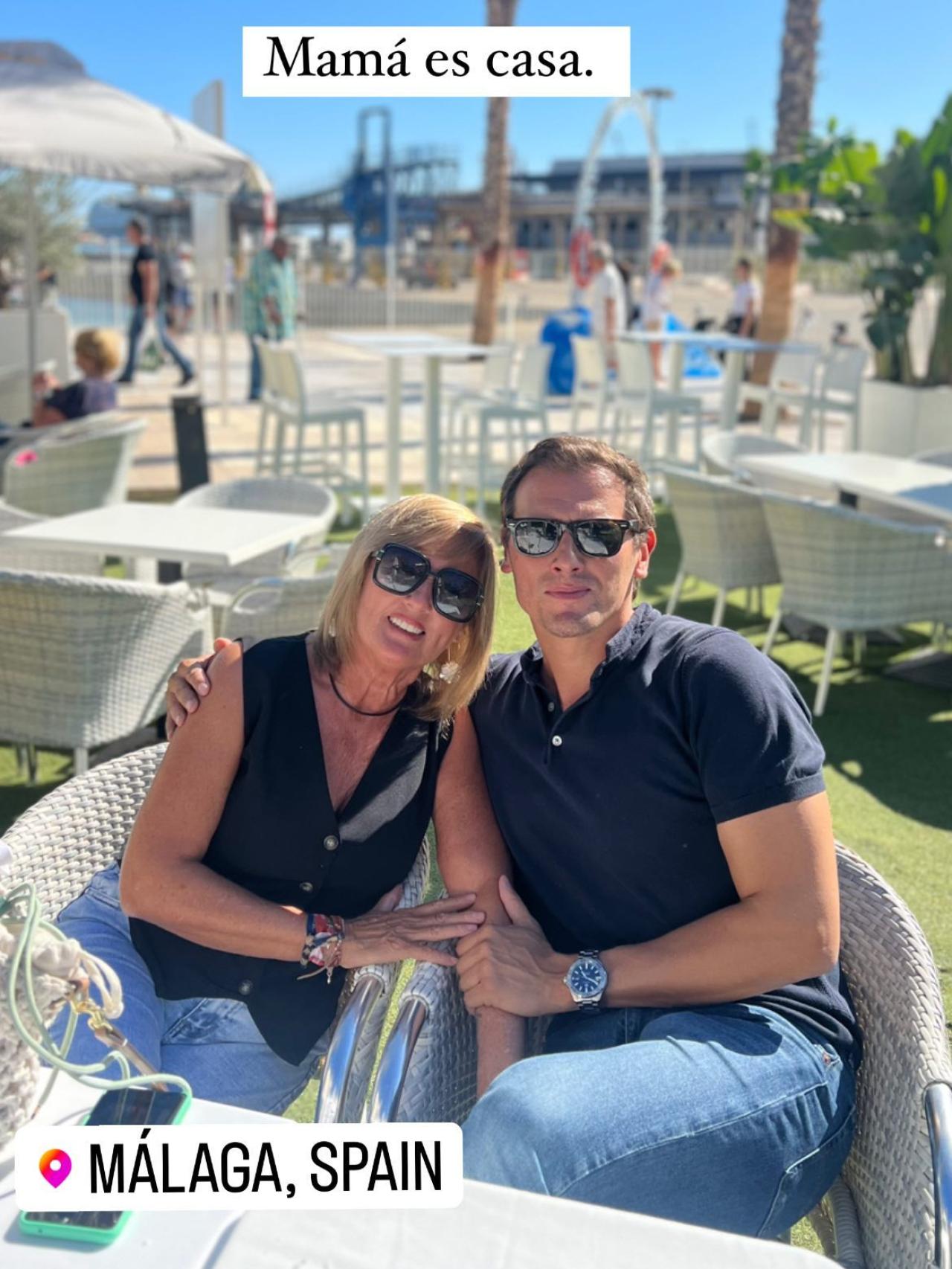 Albert Rivera y su madre en el local.