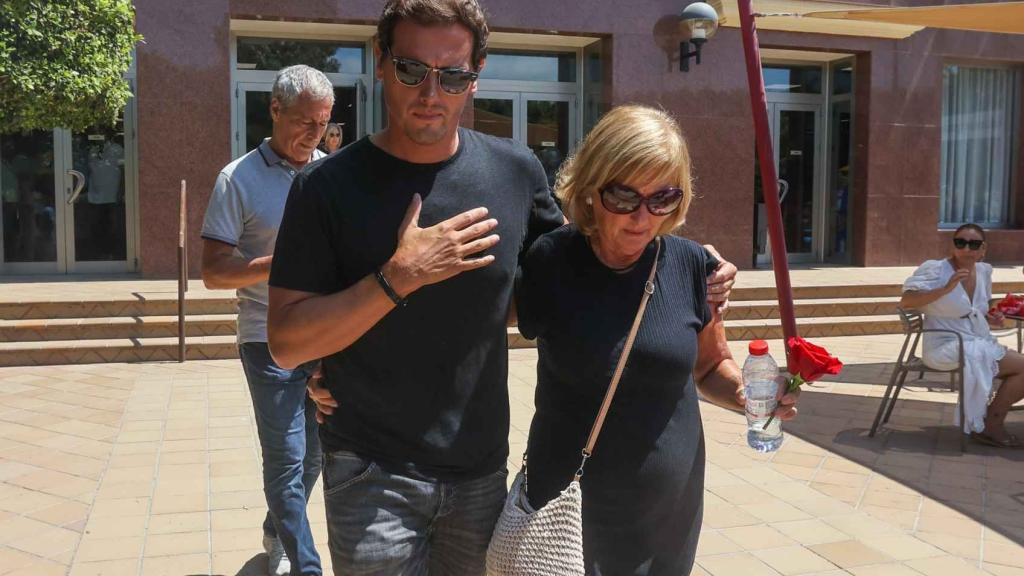 Albert Rivera y su madre en el tanatorio.