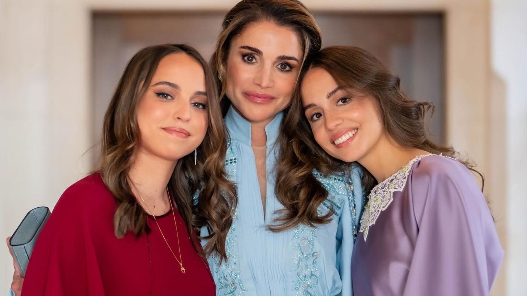 La Reina, con sus dos hijas.