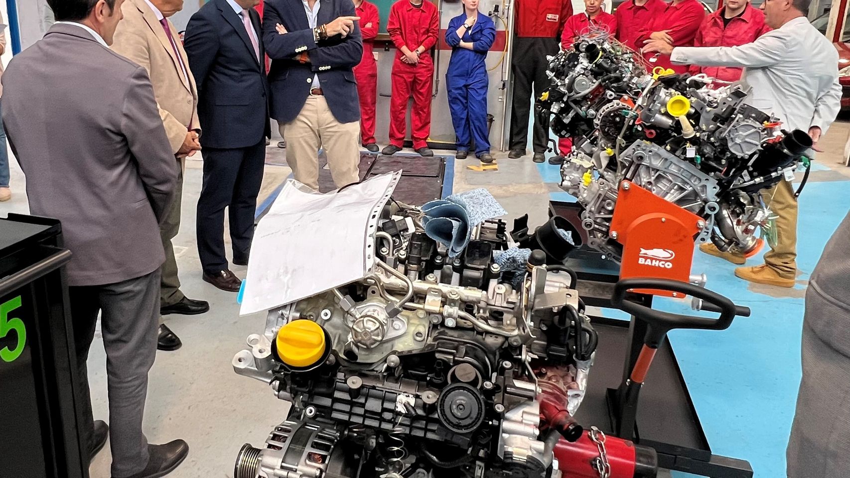 Visita del delegado al CIFP Río Tormes con la Fundación Renault Group España