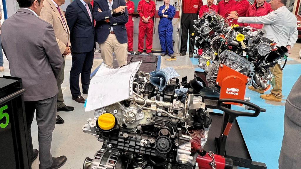 Visita del delegado al CIFP Río Tormes con la Fundación Renault Group España