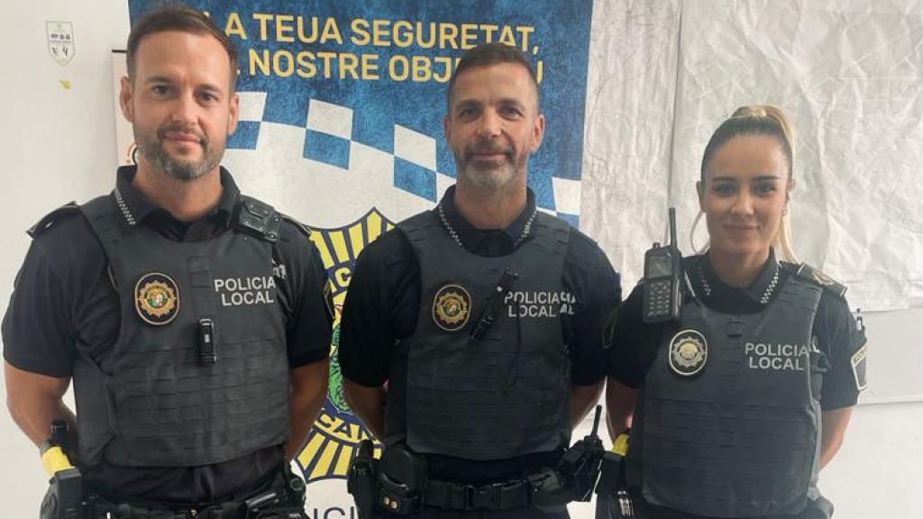 Max, en el centro, posa junto a los dos agentes que le acompañaron en el servicio.
