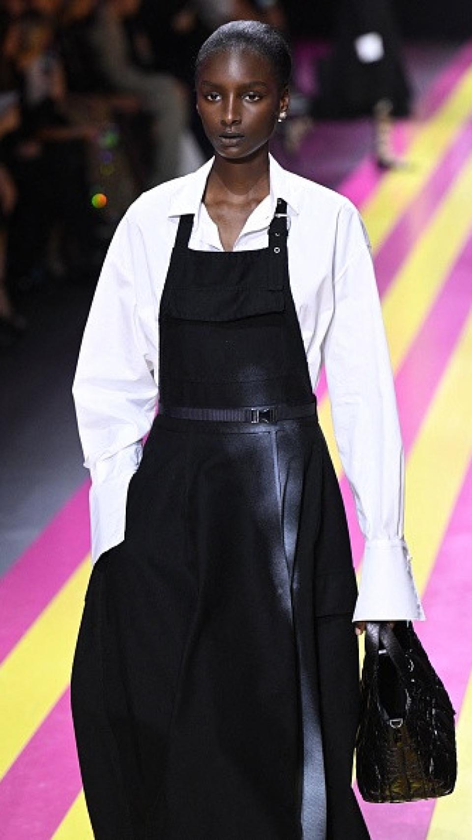 Detalle del desfile primavera/verano 2024 de Dior.