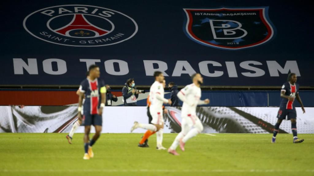 Lema antirracista en un estadio de fútbol.
