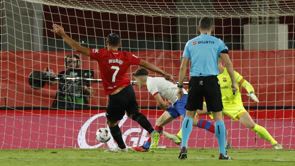 Momento en el que Muriqi remata para hacer el gol