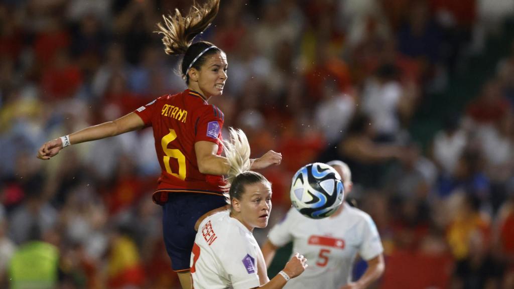 Aitana Bonmatí se eleva para tocar el balón de cabeza.