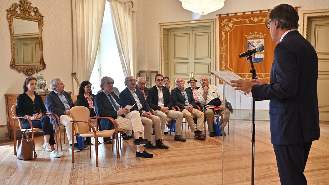 El alcalde de Salamanca habla al jurado de los premios literarios de Salamanca