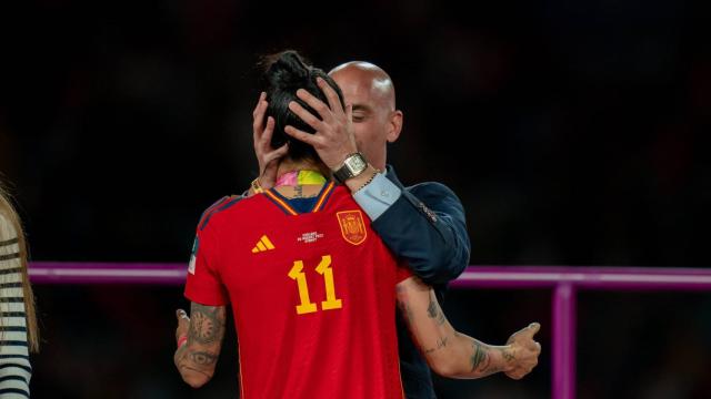 Jenni Hermoso y Luis Rubiales en el momento del beso durante la entrega de medallas del Mundial