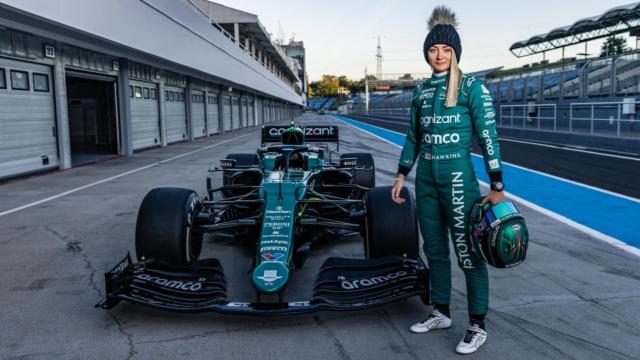 Jessica Hawkins posa junto al AMR23