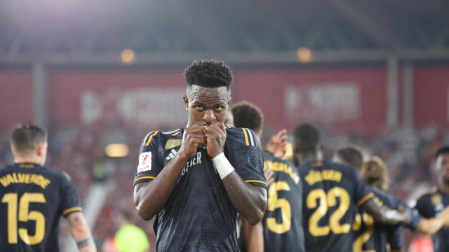 Vinicius besa el escudo del Real Madrid de su camiseta