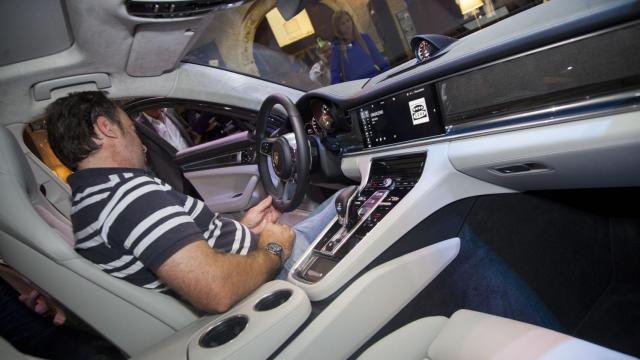 Una persona observa el interior de un coche.