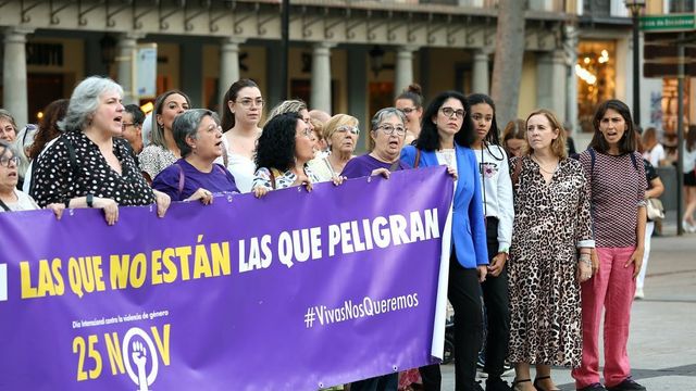Marisol Illescas, con chaqueta azul, junto a su hija, con sudadera blanca, en la concentración feminista.