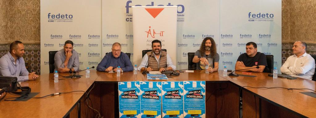 Tomás Palencia, en el centro, junto a otros representantes de la hostelería toledana.