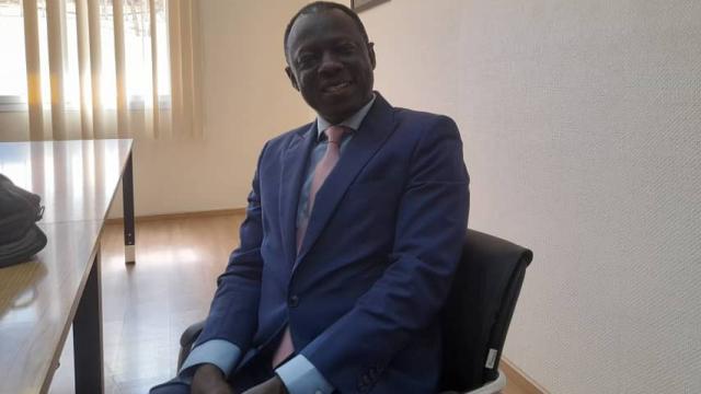 Retrato de Clément Nyaletsossi Voule, relator especial de la ONU sobre el derecho a la libertad de reunión pacífica y de asociación.