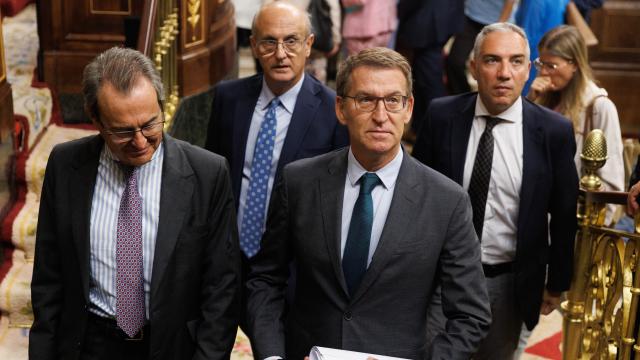 El presidente del PP, Alberto Núñez Feijóo (d), sale de una sesión plenaria en el Congreso de los Diputados.