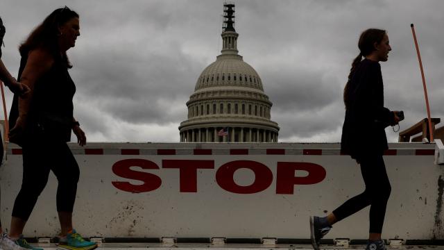 Unos transeúntes caminan frente a Capitolio en Washington, Estados Unidos.