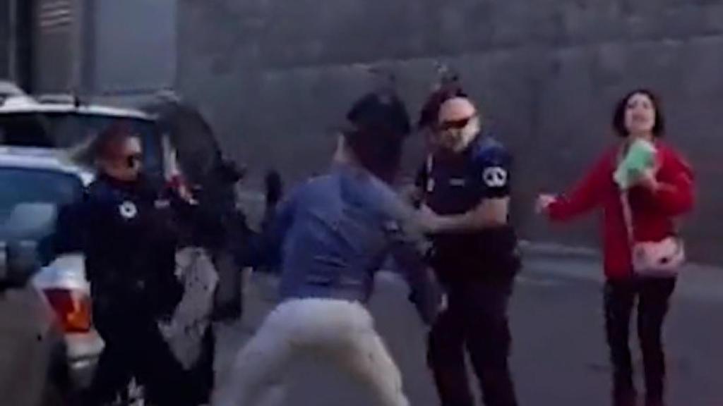 Agentes locales tratando de recudir al agresor en Colmenar Viejo.