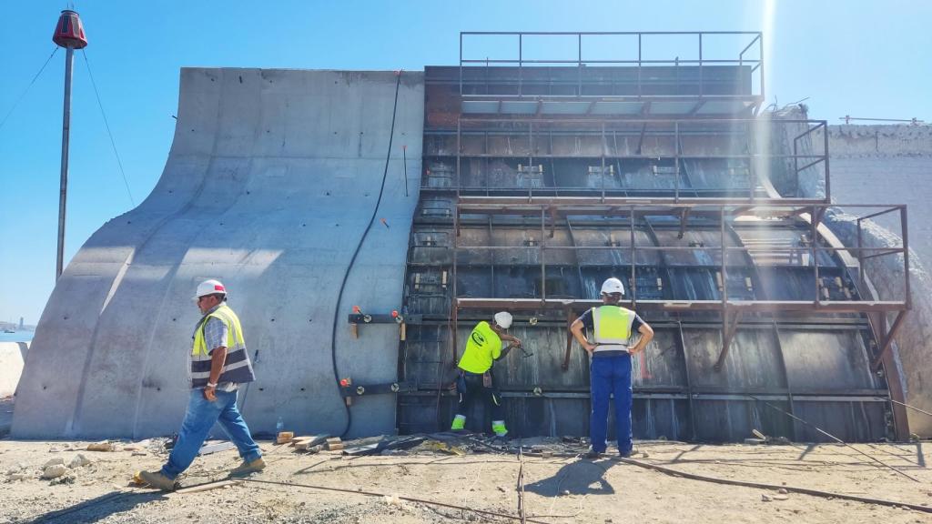 Imagen del primero de los cajones del dique de Levante reparado.