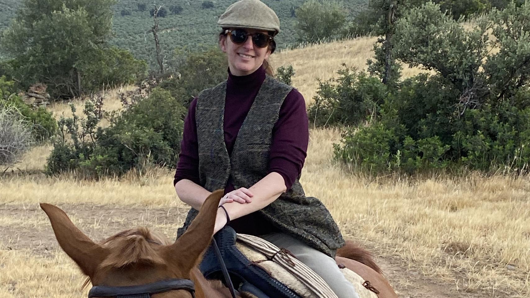 Pepa Jiménez, a caballo, en su finca.