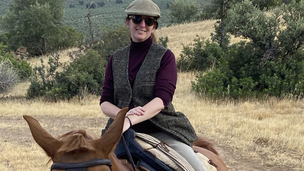 Pepa Jiménez, a caballo, en su finca.