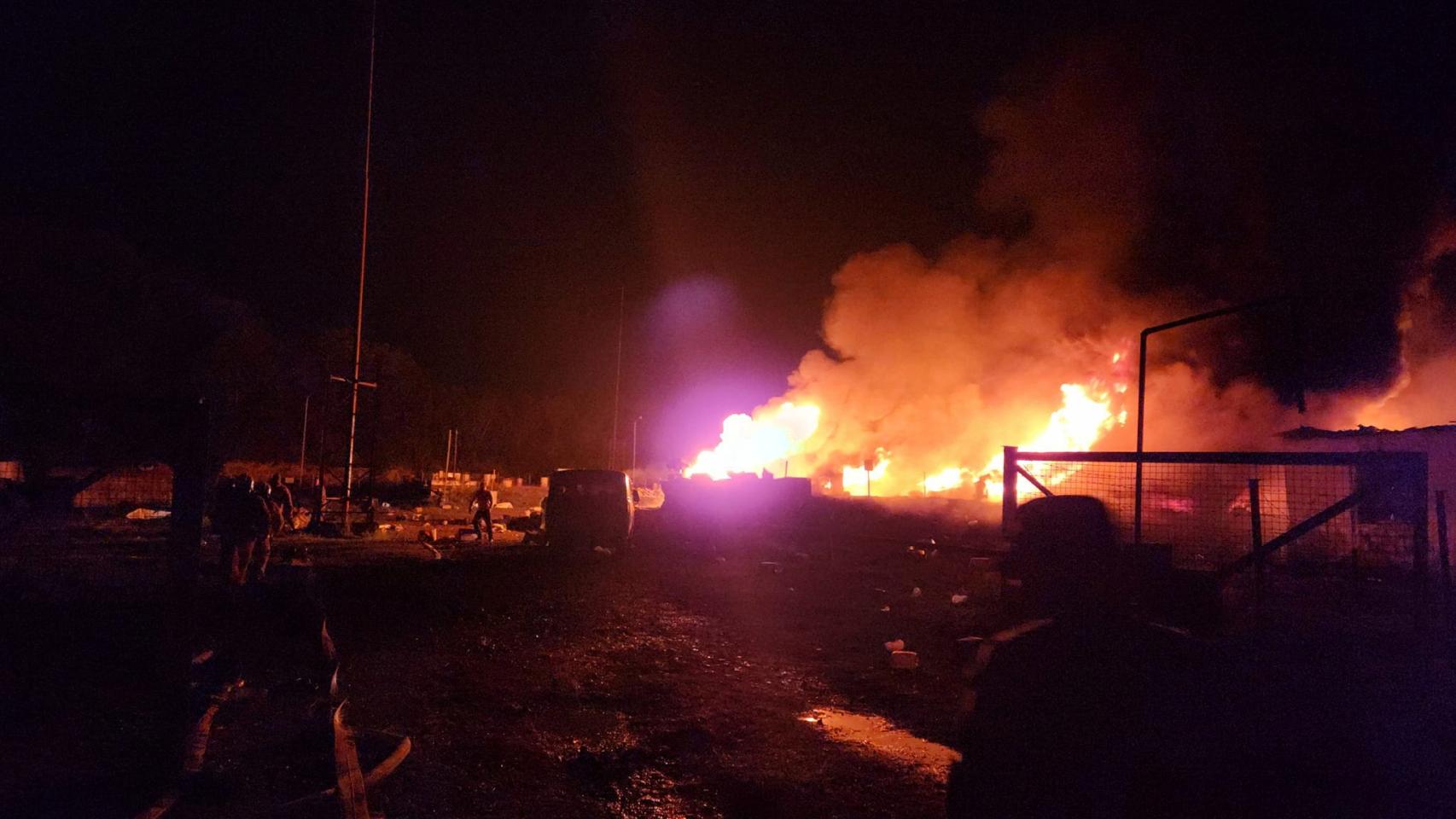El depósito de combustible que ha explotado durante la madrugada del martes en Nagorno Karabaj.