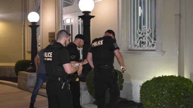 Agentes de policía frente a la embajada de Cuba en Estados Unidos.