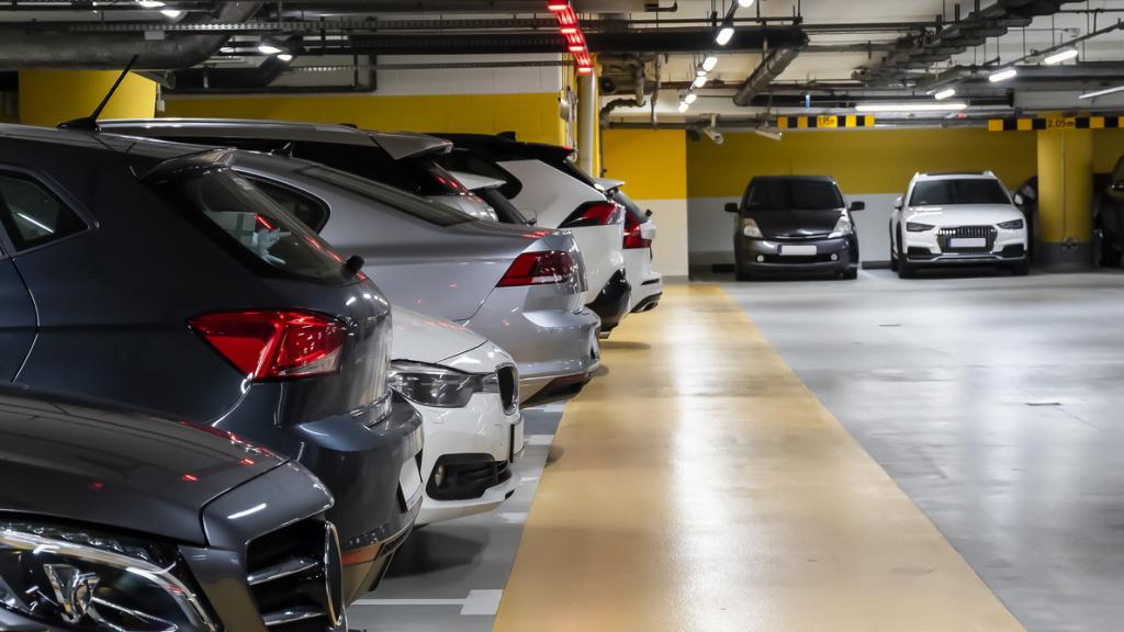 Varios coches aparcados en un garaje.