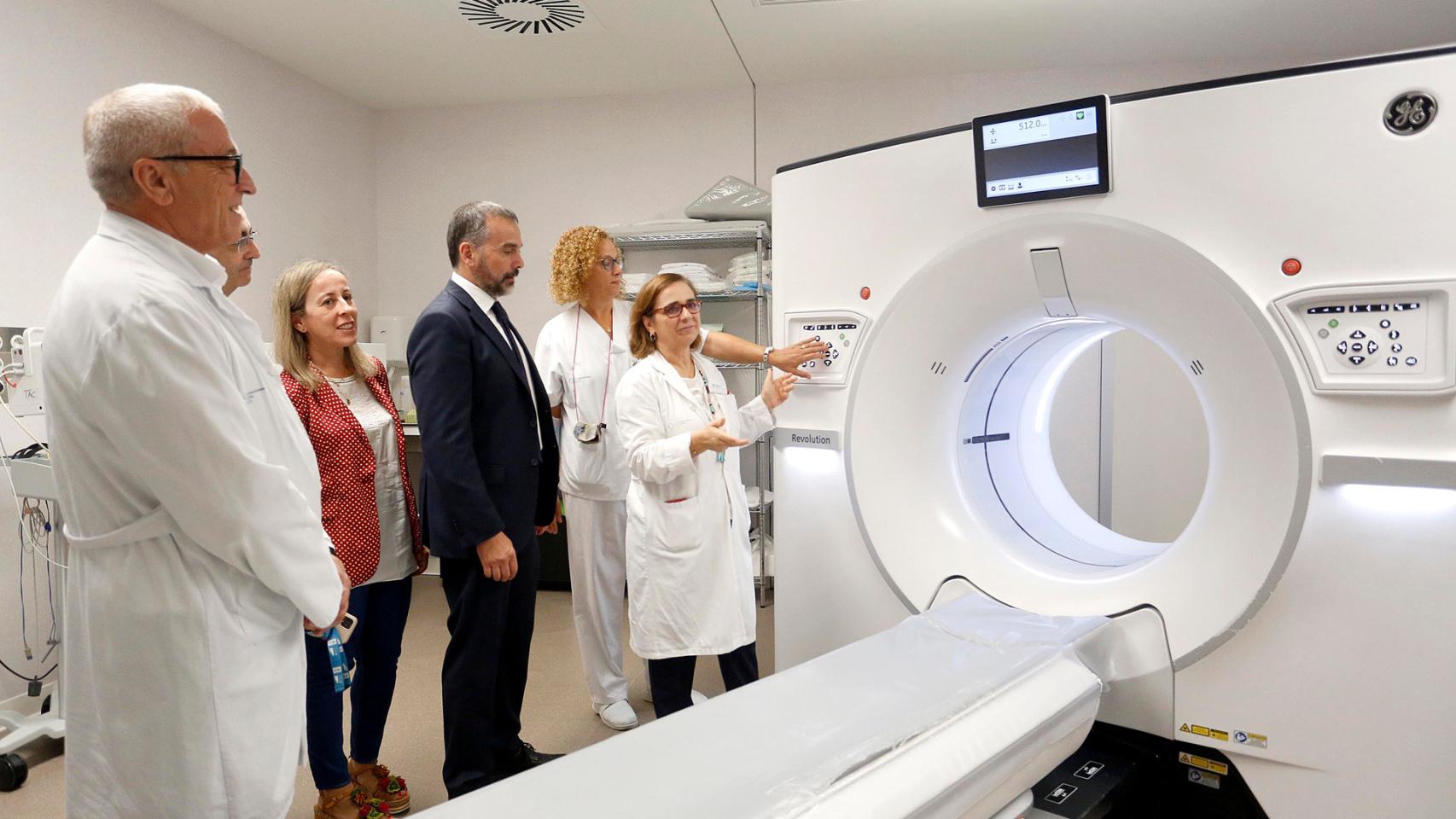 El director general de Asistencia Sanitaria visita los nuevos equipos médicos.