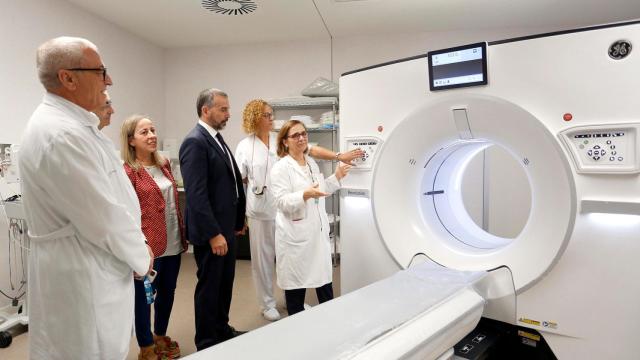 El director general de Asistencia Sanitaria visita los nuevos equipos médicos.
