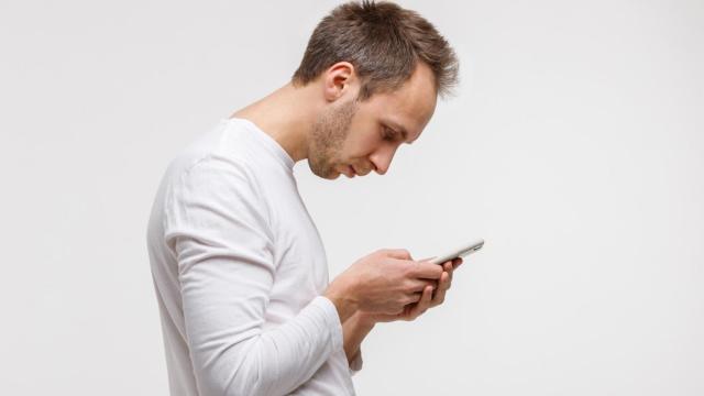 El síndrome 'text neck' o cómo el móvil puede multiplicar por cinco el peso de tu cabeza