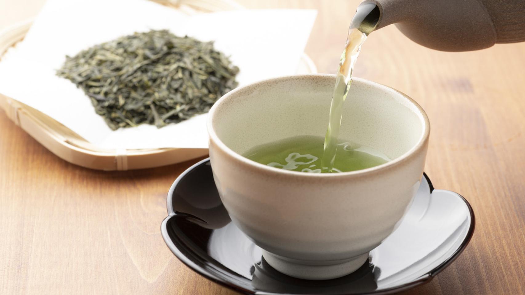 Té verde en taza