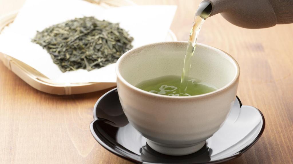 Té verde en taza