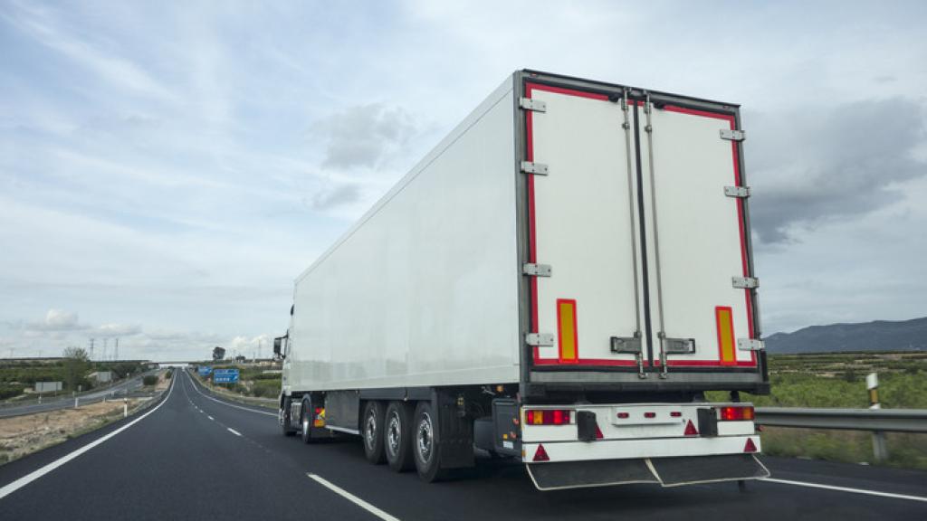 Un camión circula por la carretera.