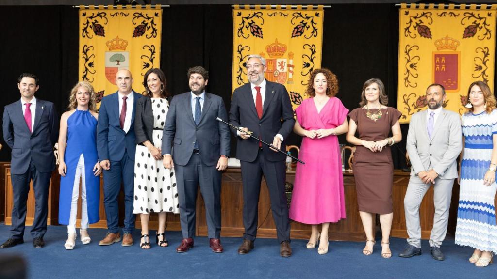 El presidente murciano, Fernando López Miras, junto a Víctor Manuel Martínez (c), en la toma de posesión de la nueva Corporación municipal de Santomera.
