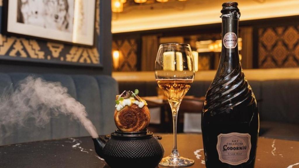 La tapa Tarutaru NY Roll maridada con Arts Colecta Rosé.