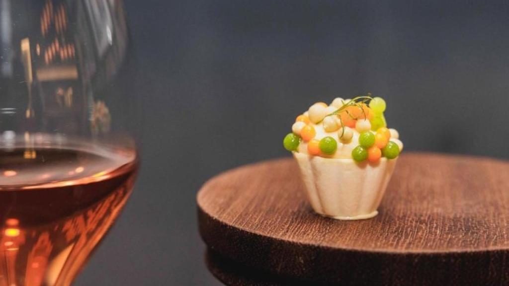 La tapa ¡Ensaladilla Yo Quería! by Enoteca Paco Pérez, maridada con Viña Pilar Clarete.