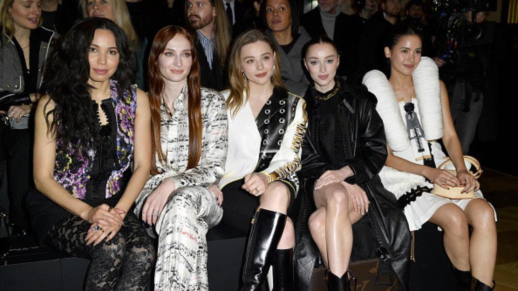 Kristy Sparow, Jurnee Smollett, Sophie Turner, Chloë Grace Moretz, Phoebe Dynevor y Urassaya Sperbund en el desfile de Louis Vuitton Womenswear Fall Winter 2023/2024