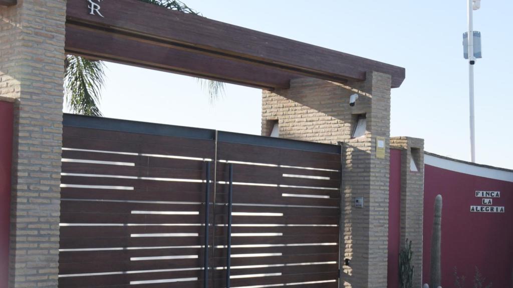 Entrada principal de la finca La Alegría, propiedad de Sergio Ramos.