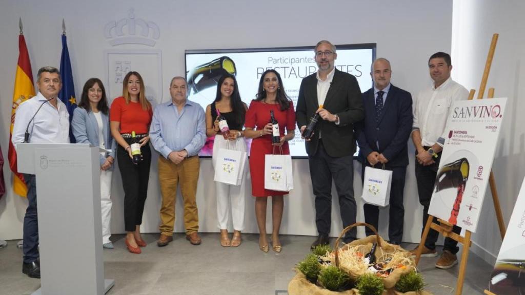 La consejera de Agricultura, Sara Rubira (c), junto al alcalde de Santomera, Víctor Manuel Martínez, presentado SanVino en la sede de la Consejería en Murcia.