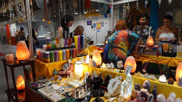 Uno de los puestos de piedras en la Feria Esotérica de Madrid.