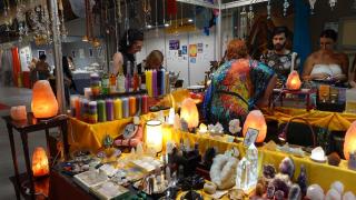 Uno de los puestos de piedras en la Feria Esotérica de Madrid.