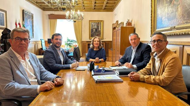Rufo Martínez, secretario; Antonio de la Higuera, tesorero; e Isabel García, presidenta, en una reunión con el presidente de la Diputación de Zamora, Javier Faúndez y el vicepresidente primero de la Diputación Provincial, Víctor López de la Parte