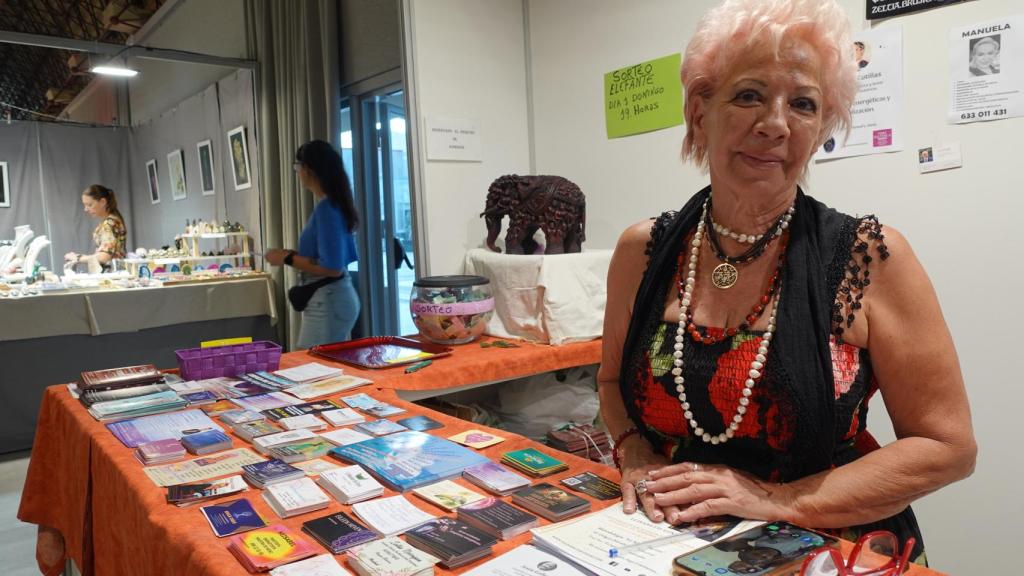 Rosa María Fernández en el puesto de información de la feria.