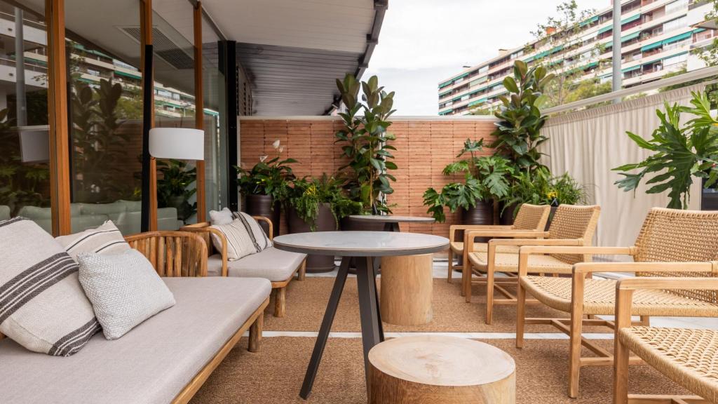 La terraza del restaurante barcelonés ALREVÉS.