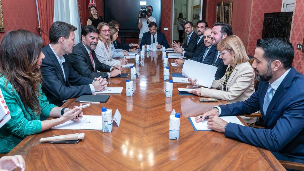 Reunión de trabajo entre los equipo de Gobierno municipal de Alicante y Elche.