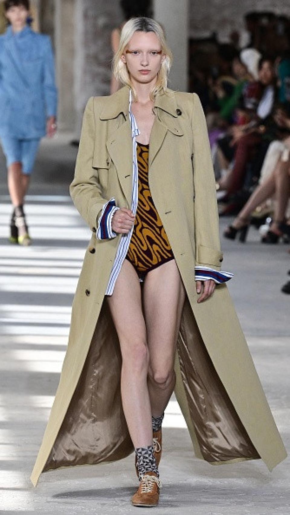 Detalle del desfile primavera/verano 2024 de Dries Van Noten.