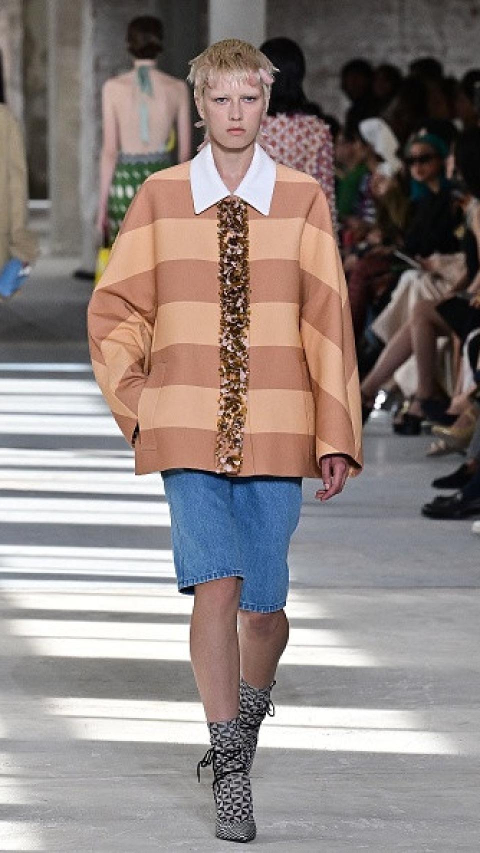 Detalle del desfile primavera/verano 2024 de Dries Van Noten.